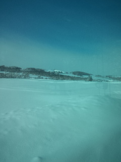 車中から見える北海道の雪景色です。バスの中の生徒たちは少し疲れた