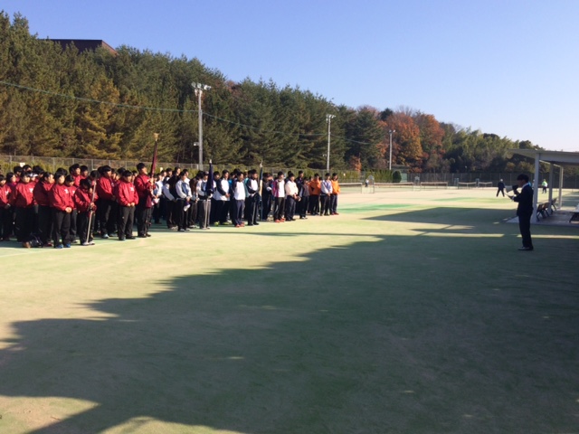 同志社大学京田辺キャンパスソフトテニス部コートでの開会式の写真を