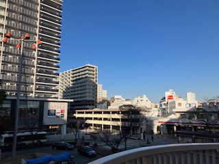 阪急塚口南口のサンサンタウン半分が完成して見違えるようになってい