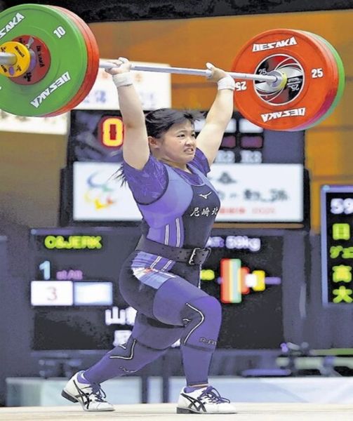 インターハイ重量挙げ５９KG級優勝の山縣七々海さんの写真が詩文に
