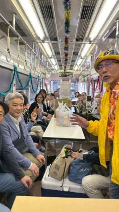 大阪御堂筋本町RC春の家族会  上記の阪堺電車貸切の車内写真。黄