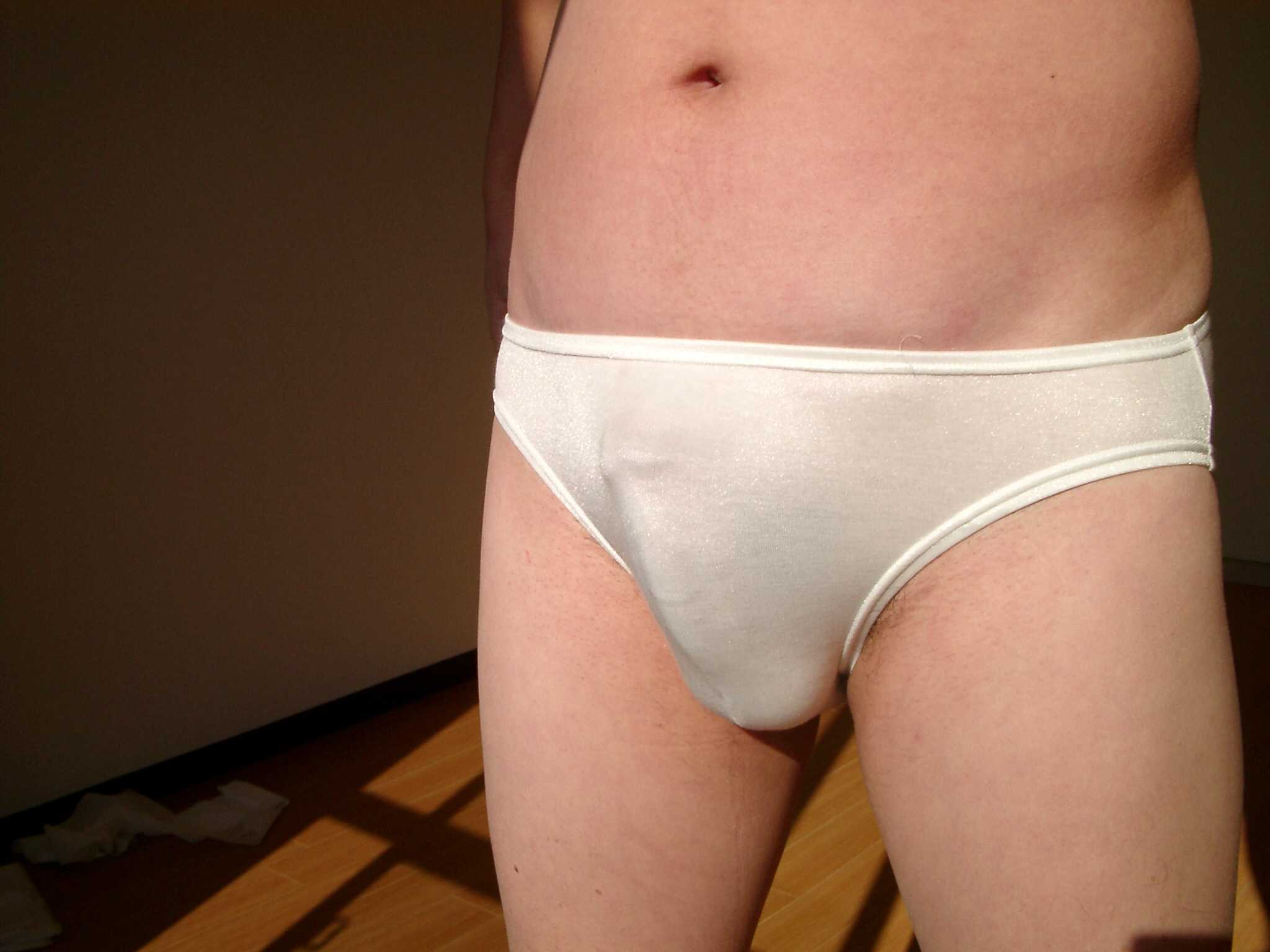 初めてのビキニは前閉じだけのシンプルなものでした