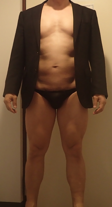 上着をまとって、ビキニだけの下半身。