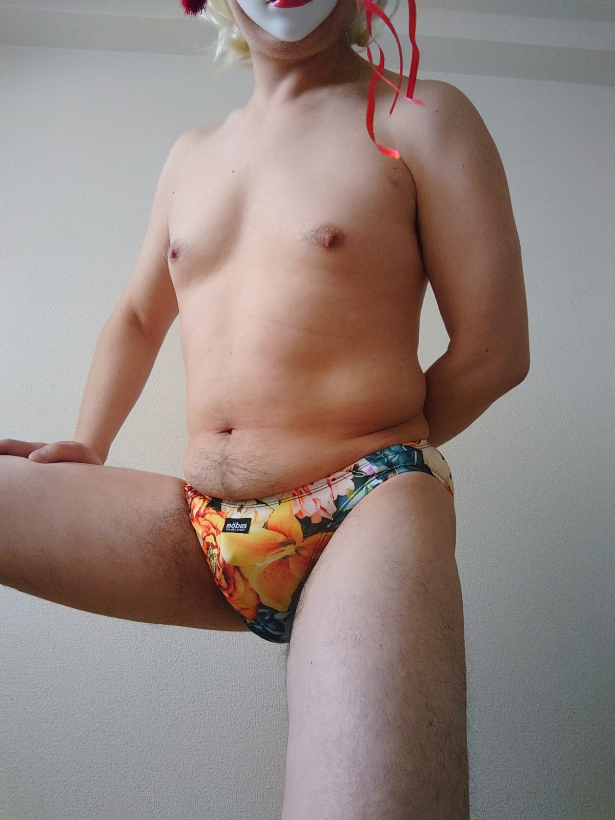お二人様 どちらもとても素敵です。 成人男性のビキニ姿って良いで