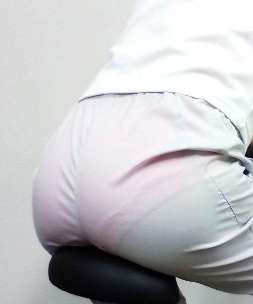 ピンクパンティーを穿いてトレーニングです。 パンティー透けてます