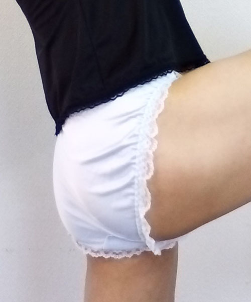 フリルのパンティー穿いてると何だかウキウキ!