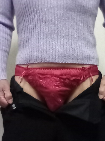 サイドにリボンが付いたパンティーです。