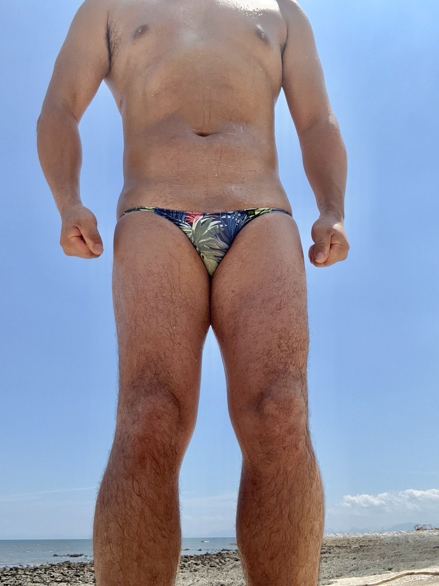 今日も海で焼いて来ました。 小さめのビキニです。