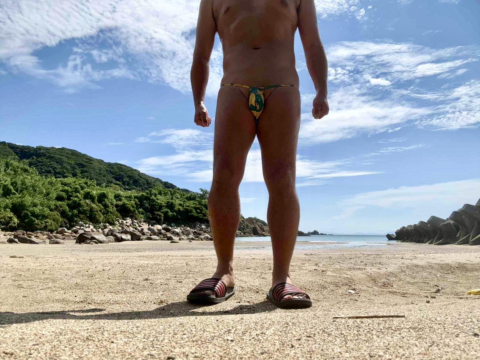 今日も海で日焼けしました。際どいビキニです。