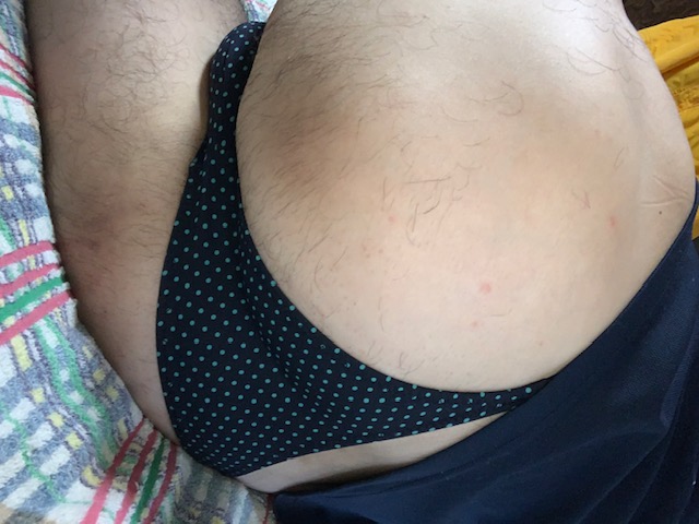 前からのもっこりもいいけど、 お尻越しからチラッと見えるもっこり
