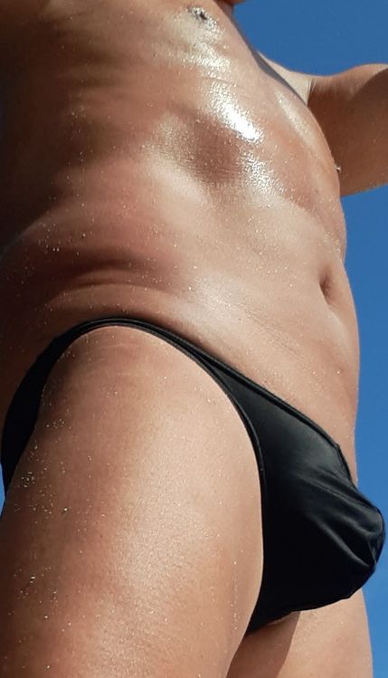 ５枚目は、黒のビキニショーツです。今日、海にはこれを穿いて入りま