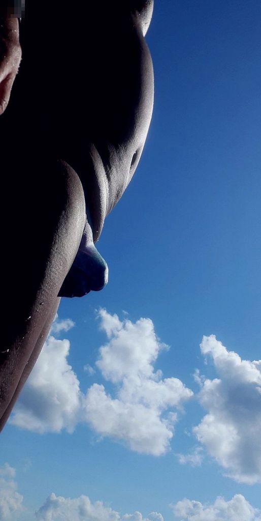 昼食を食べた直後、お腹の力を抜いて立つとご覧の有様。青空のグラデ