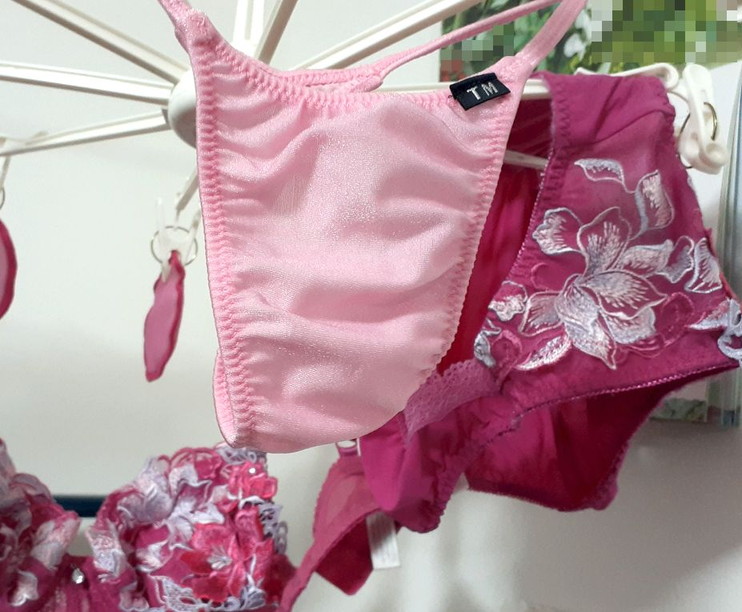 朝、リビングの洗濯ハンガーに、私のＴＭのピンクＴバックショーツと
