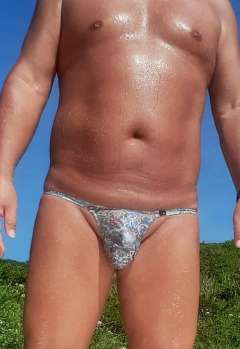 shinさん、初めまして。極小ビキニで日焼け…私と同じような楽し