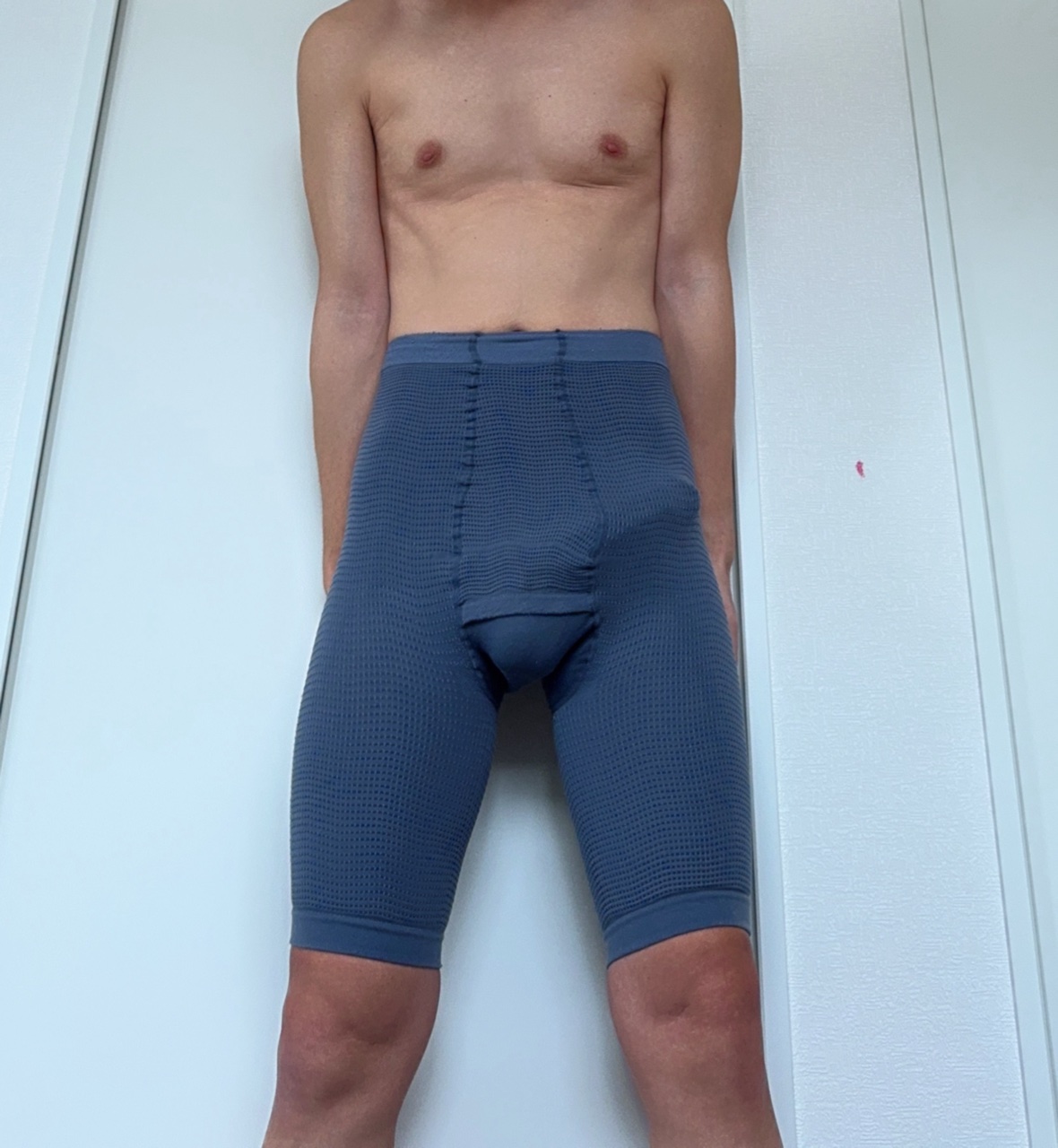 ペニスポケットに収まりきれず… 左へ寄せてくっきり