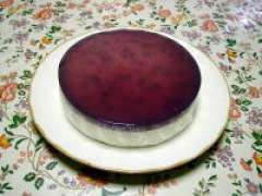 白いヨーグルトに赤紫のブルーベリーゼリーが映える冷菓です。 砂糖