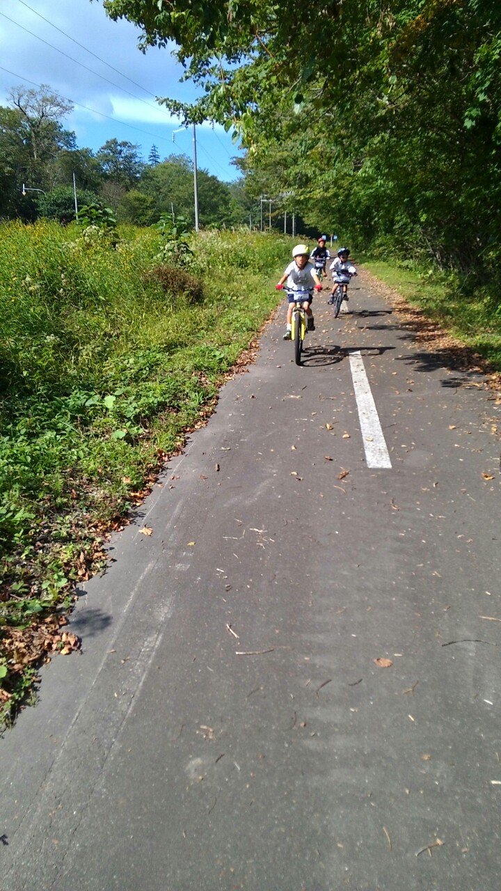 ３日目 支笏湖サイクリングロードを軽快に走るチームノリノリ。 ち