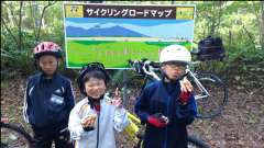２日目 支笏湖まで続く長いサイクリングロード１５km地点で休憩。