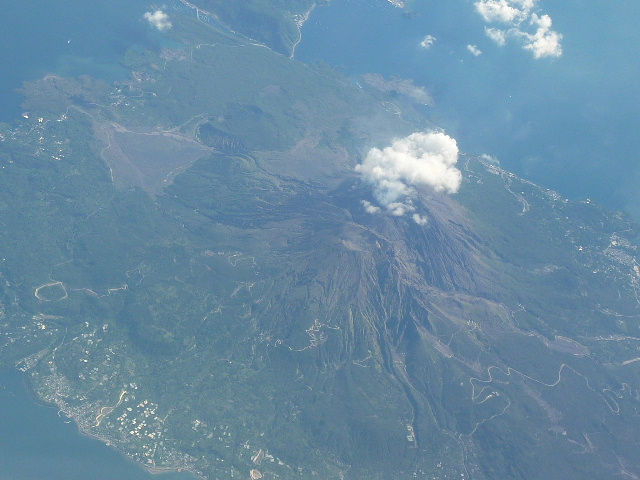 　今回は阿蘇山を真上から見ることができました。  感動モノでした