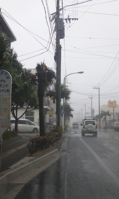 台風凄いよ！亀津に避難勧告が出てたけど・・  停電のなか法事した