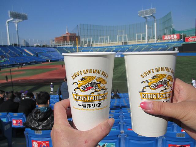 続いて２試合目の沖縄尚学の試合の応援  やっとビールの販売がは