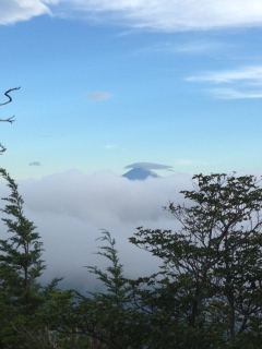 下山中に富士山が雲の帽子かぶってました(*^^*)