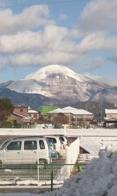 何もないので滋賀県長浜市から見える伊吹山です！  おくべぇ様そう