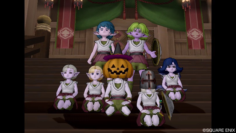 ヒメアさまの家の前で集合写真 今回は平服です