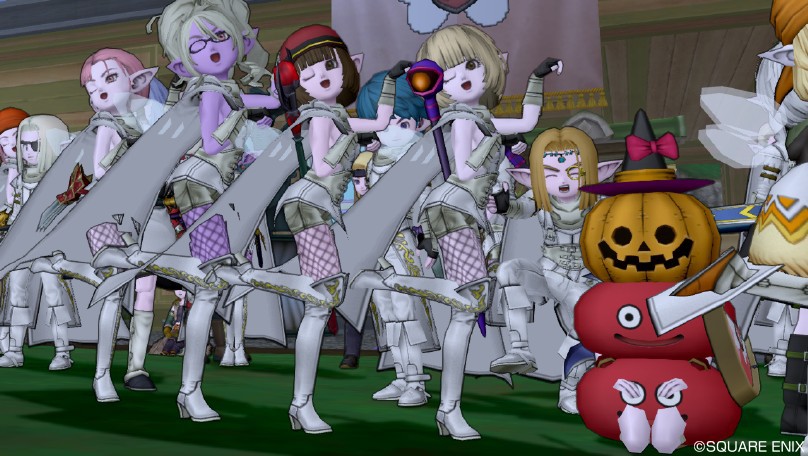 究極呪文のポーズにゃん！ かぼちゃはハロウィンはお預けのお座り状
