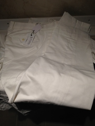輝く白パンツ コットン100% 16800 白シャツと組み合わせ