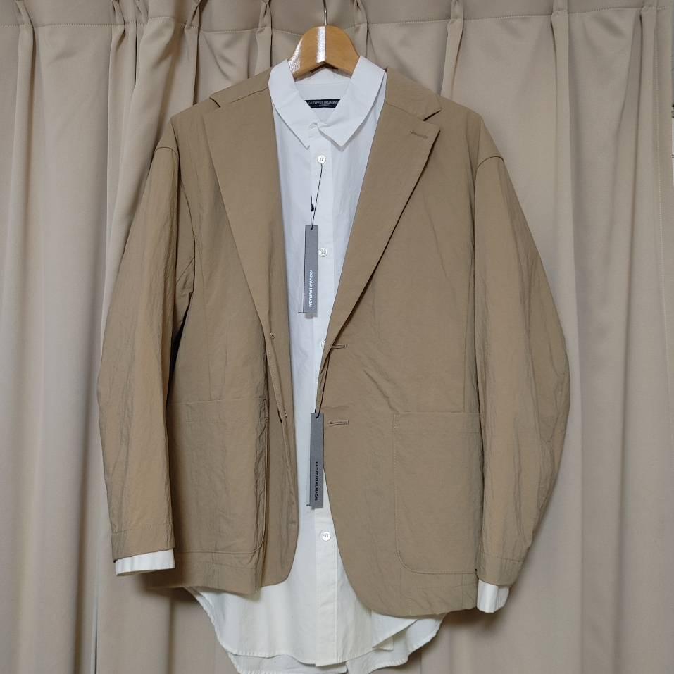 シャツとジャケット  ジャケットの色に合うパンツ探したいな