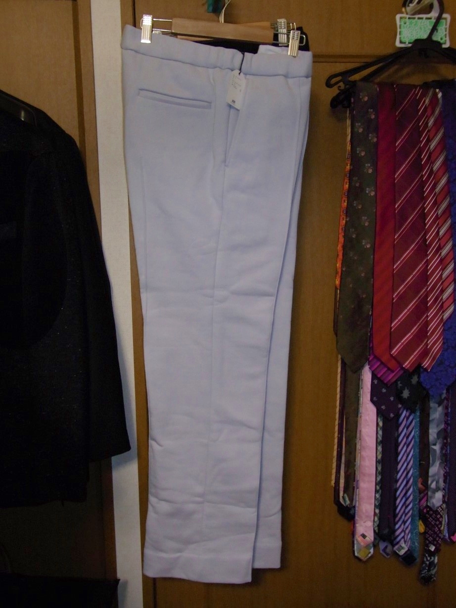 イージーパンツ。質感がごわごわして履き心地はあまり良くなかった。