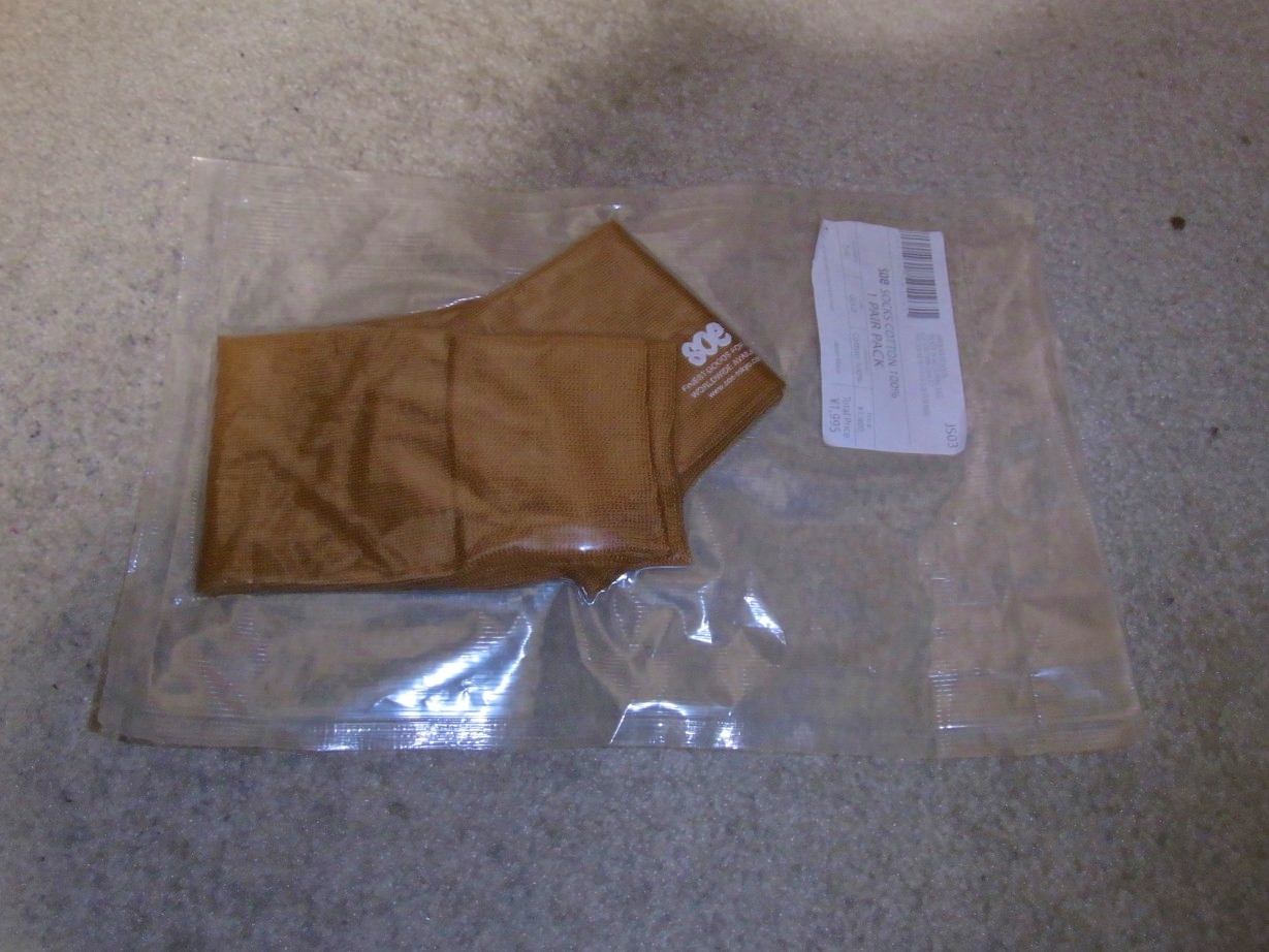 靴下。この色はきついかな。