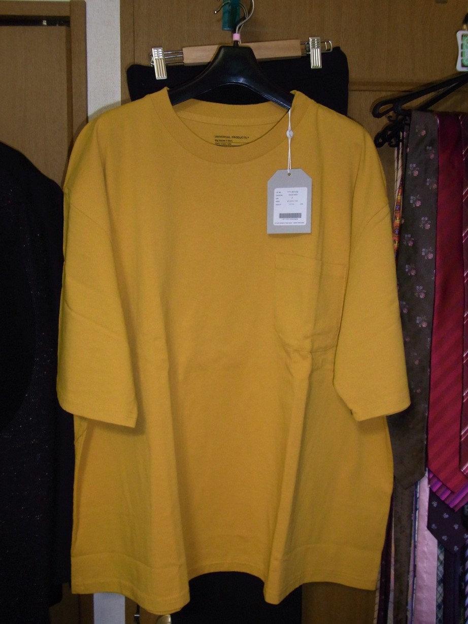Ｔシャツ。売れ残りそうな色ですね。
