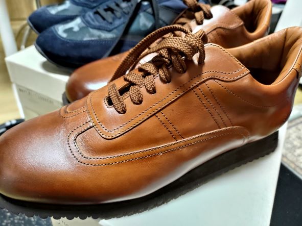 茶色。グラデーションで先が少し濃いめ