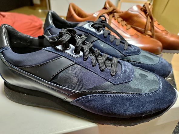 青色。スエードとナイロンと革部分の組み合わせ