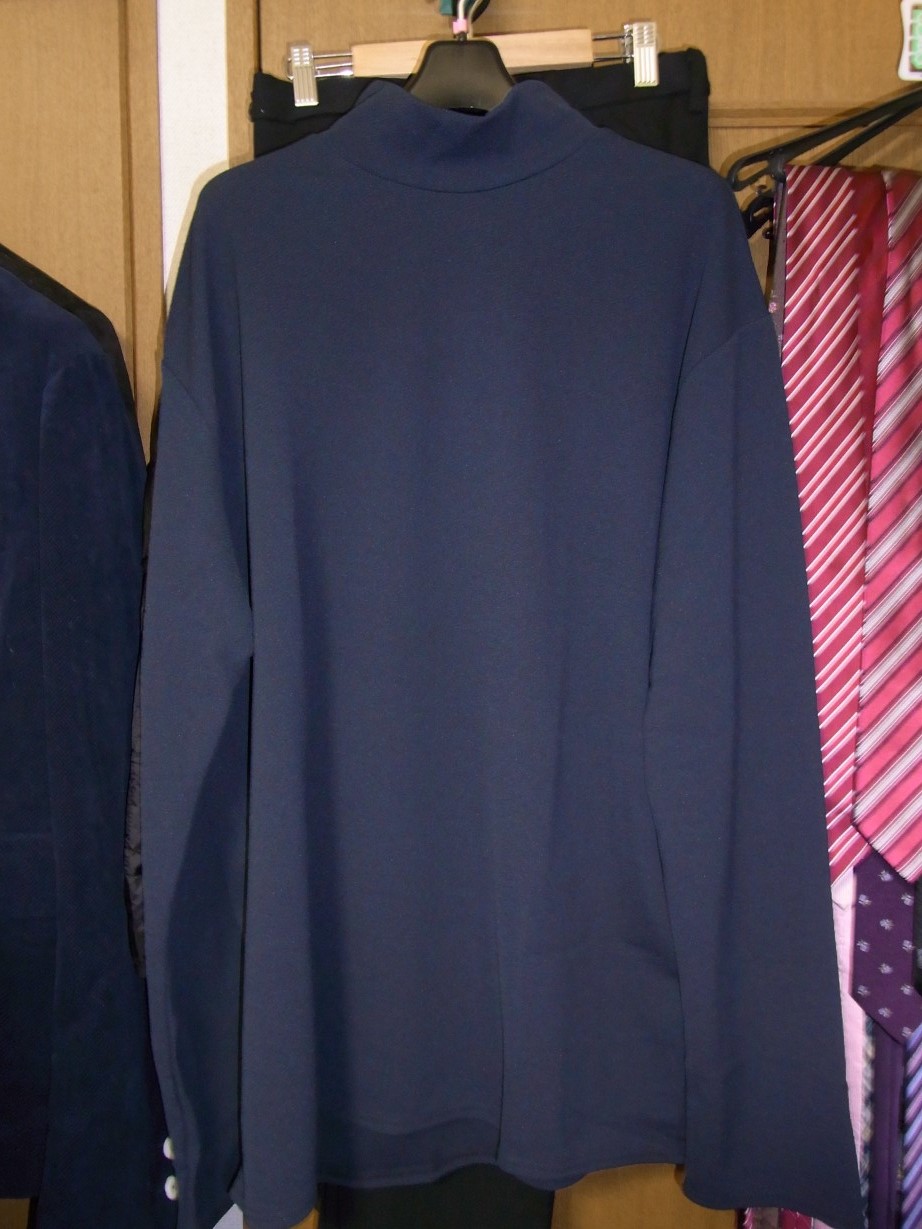 ニット（ネイビー）。ペラペラに薄いので夏用かな。