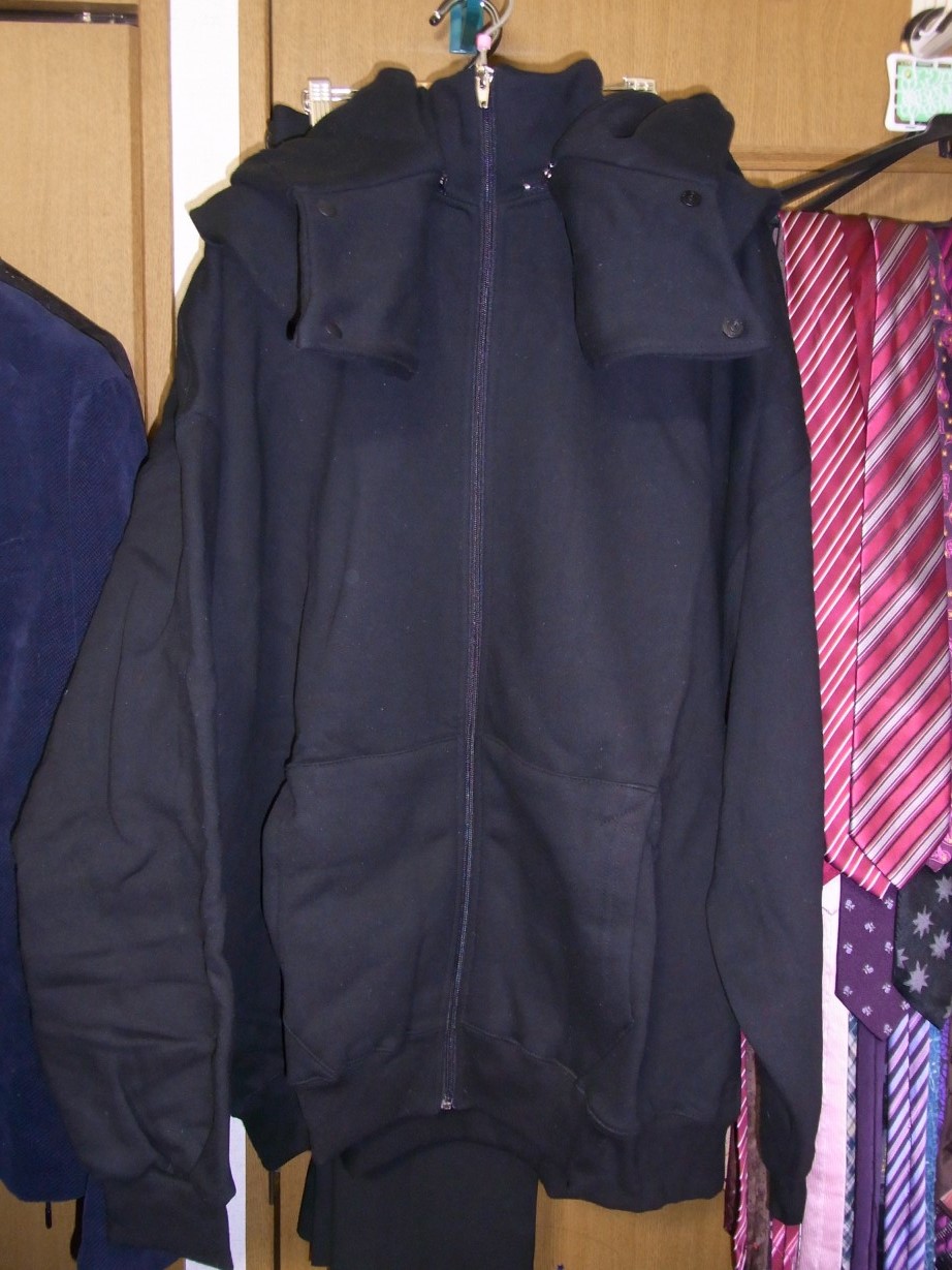 フード付きブルゾン。少し厚手のジャージ生地。 パーカーっぽくなく