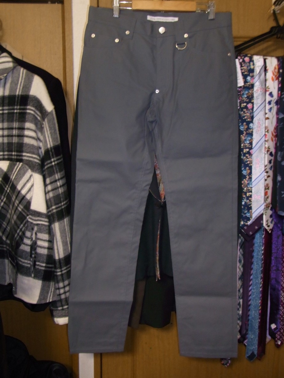 ポリウレタンコーティングパンツ。この質感は好きじゃないです。