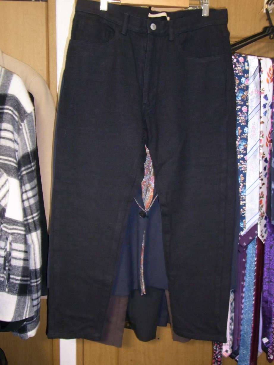 AUGUSTEのコーデュロイパンツ。色はいいが、コーデュロイパン