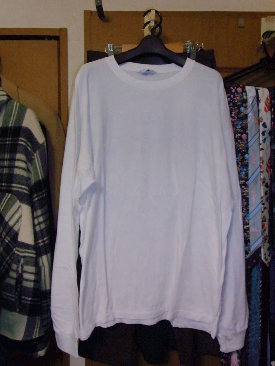 UNUSEDのロンＴ。白で薄くて透け感が強すぎて使えない。