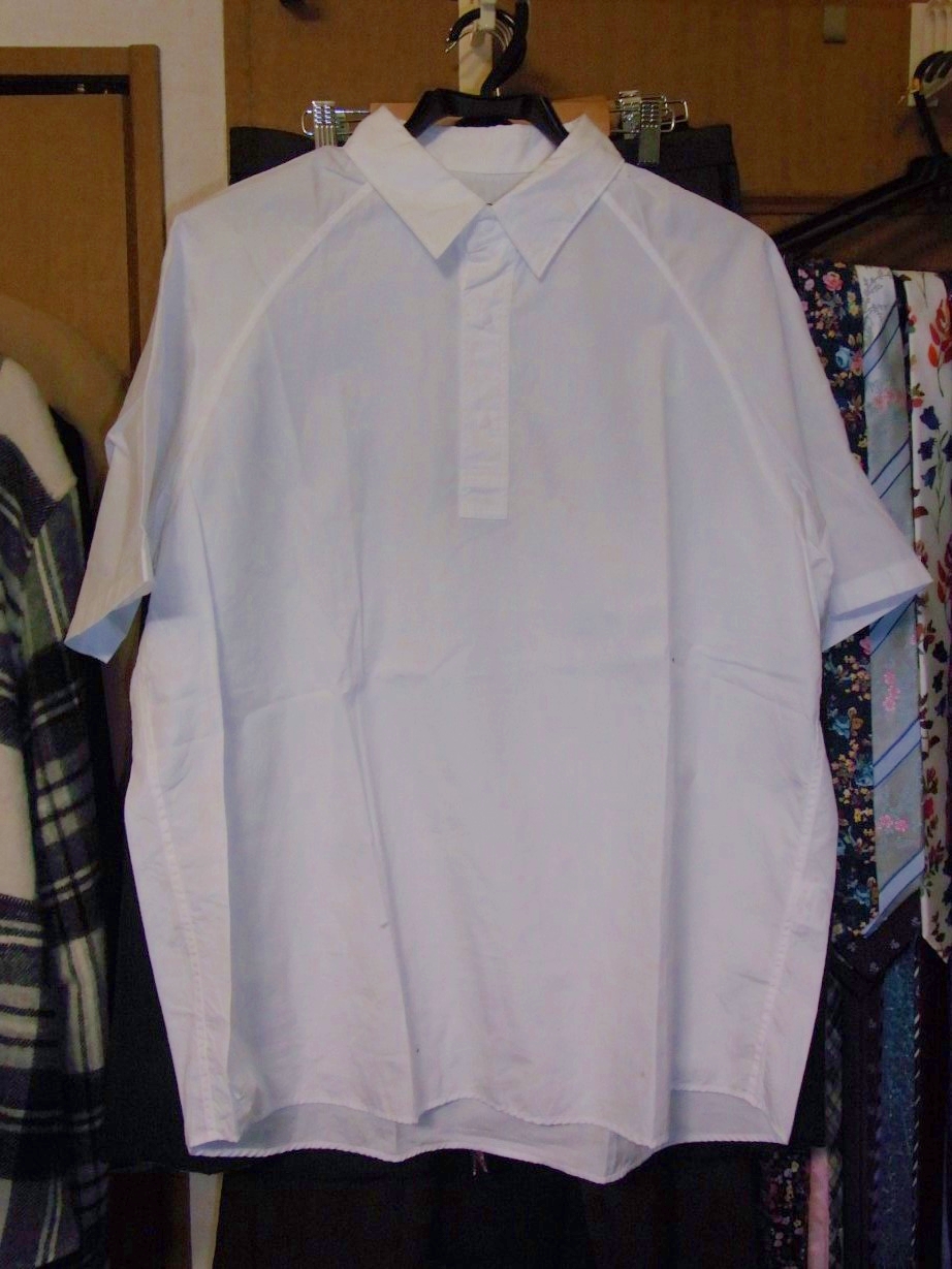 UNIVERSAL PRODUCTのシャツ。無難な色だが、デザイ