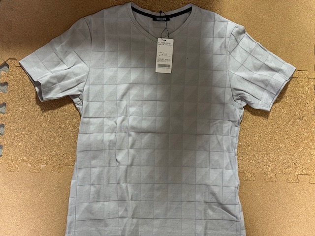 ◯ STUTOSTAIN 幾何学模様ぽい織りのVネックカットソー