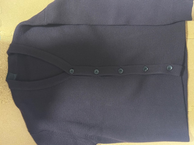 ◎ 肉厚なカーディガン 44000円  バーガンディ 光のあたり