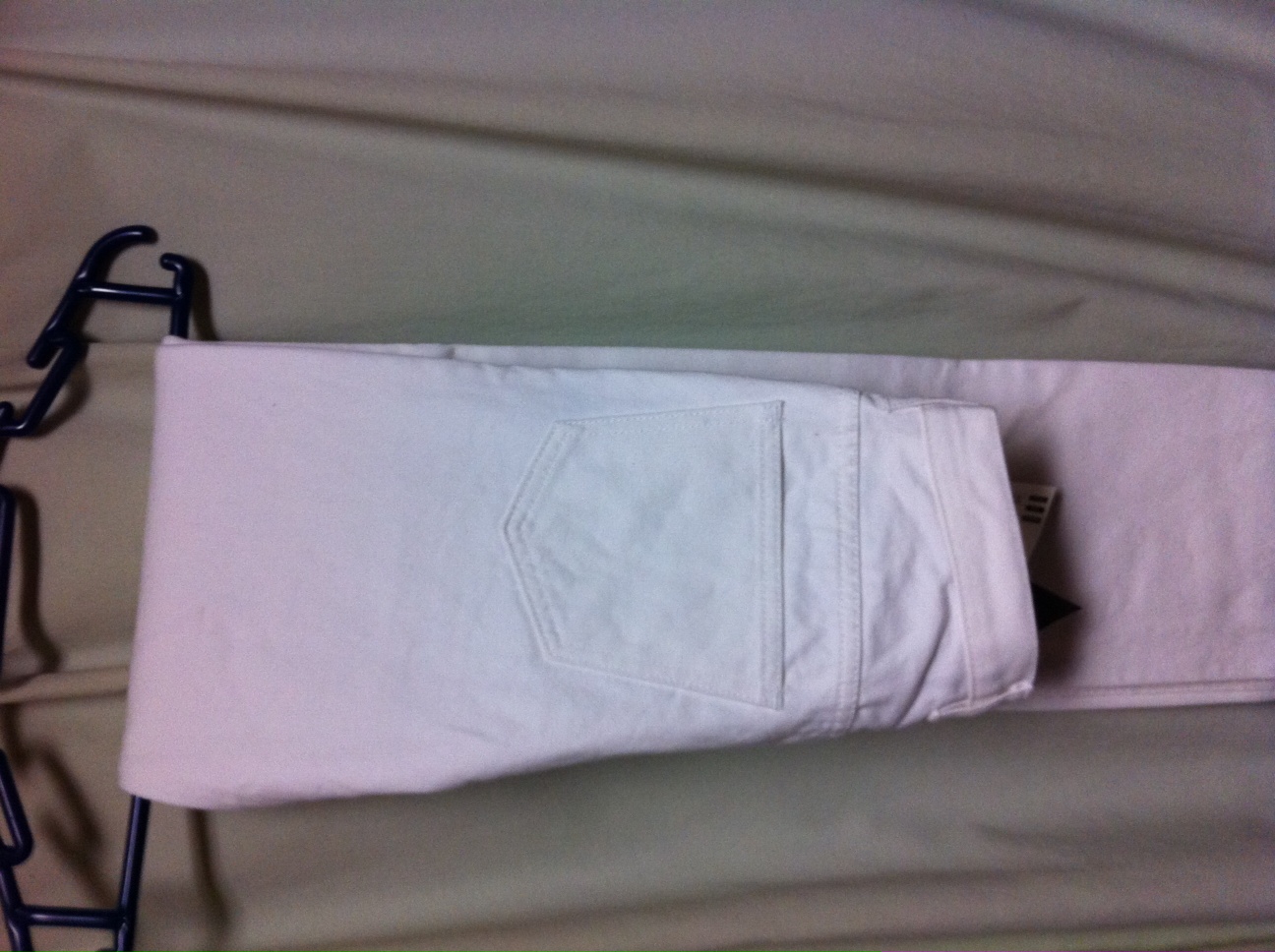 白パンツ 綿100％でボタンフライ。生地が非常に硬い。
