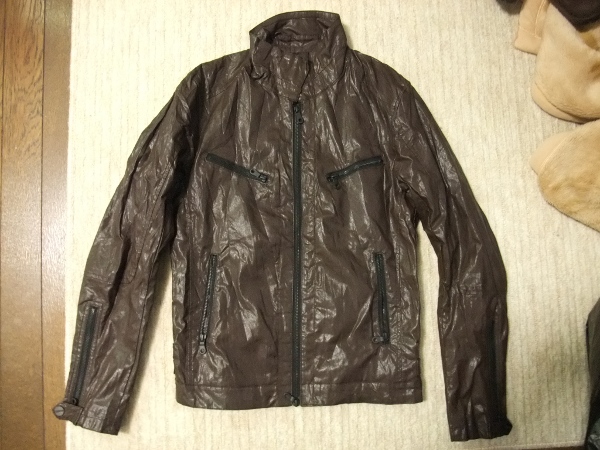 茶色のジャケット  さすがにレザーではないが、色、デザインともに