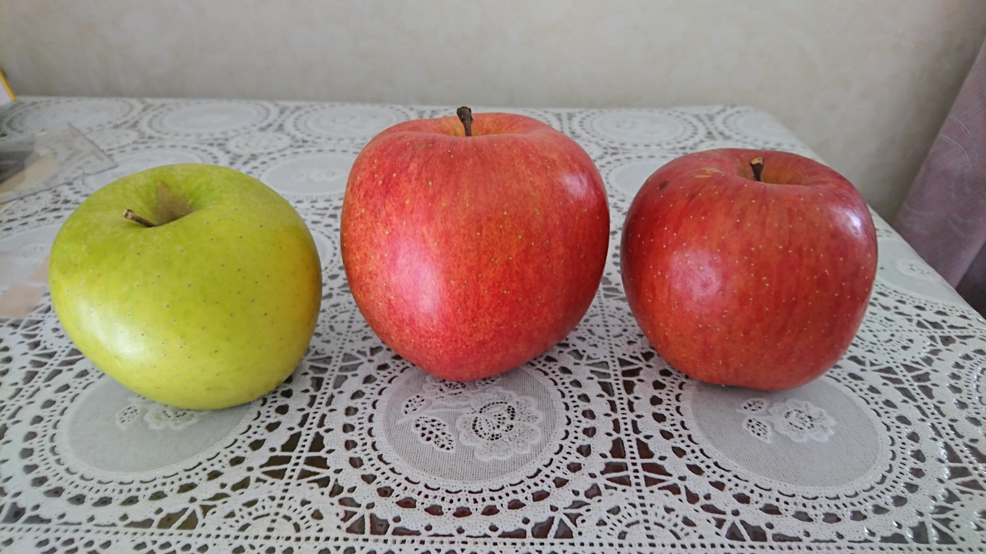 三個のリンゴのうち、左側のは王林かな？右側のは ふじ でしょう。