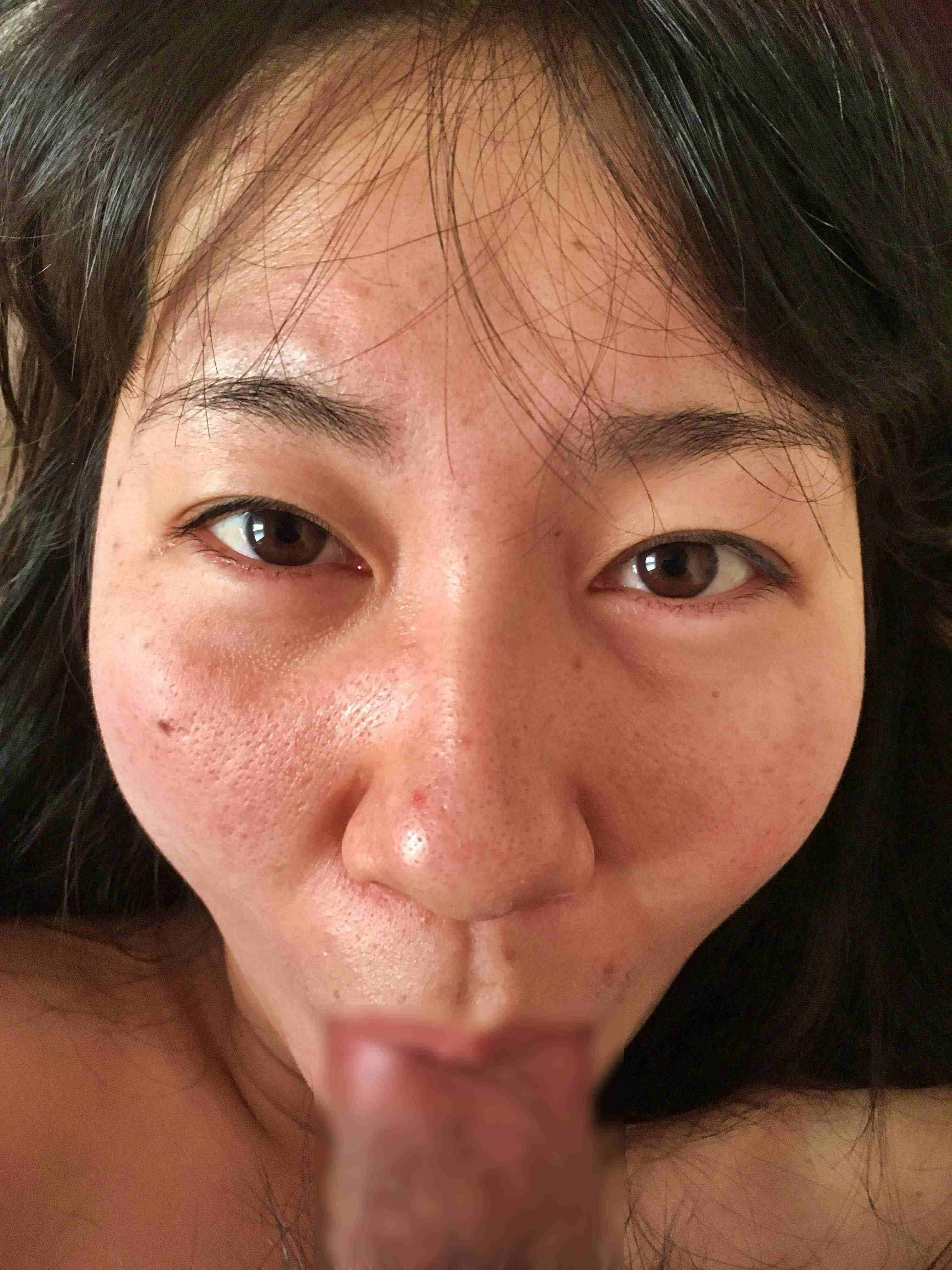 毛穴のブツブツまでハッキリ見えるほどのドアップでフェラ顔を撮影さ