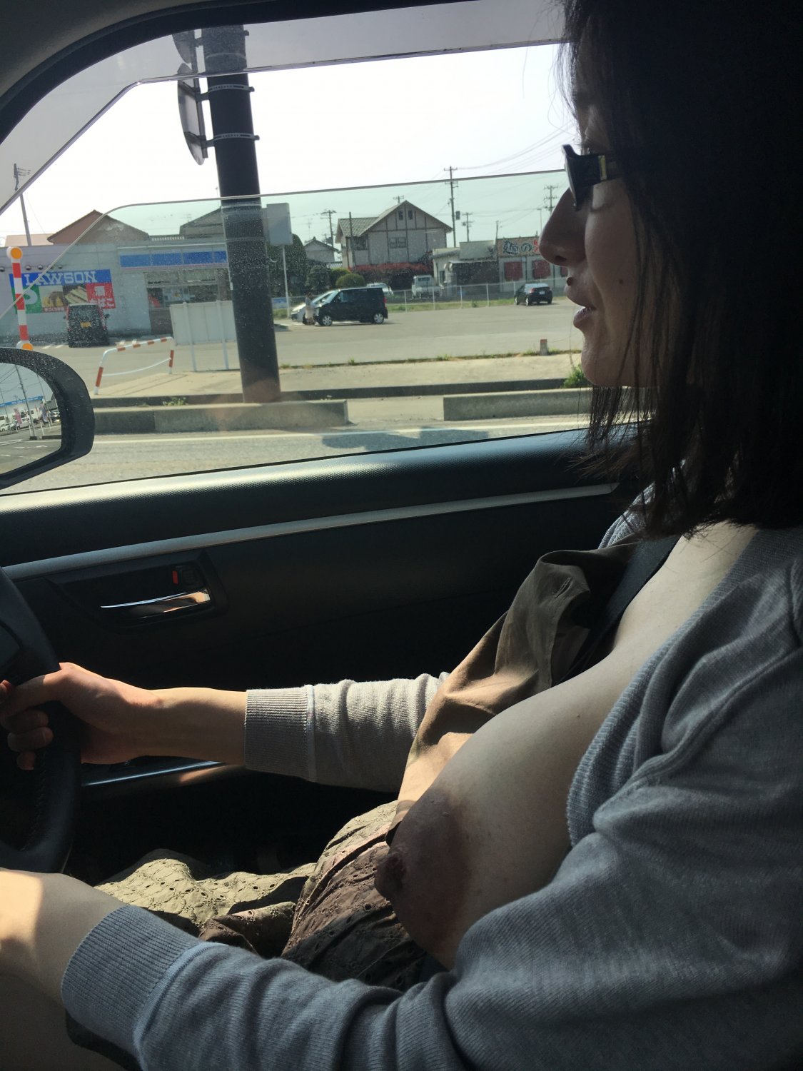 大きい！大きいオッパイに大きい乳輪はいやらしくなって舐め回してみ