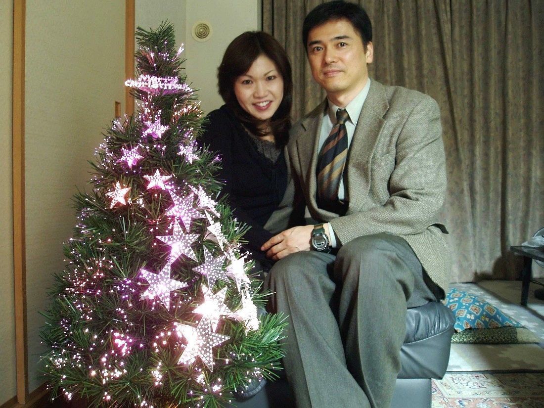 クリスマスを祝う不倫カップル。